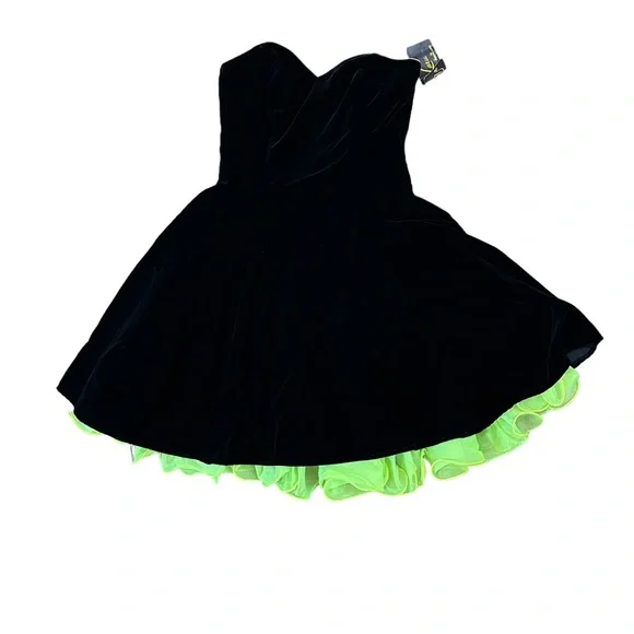 green emerald velvet dress The Zuri Maxi Dress in Bright Green and Black main image 1